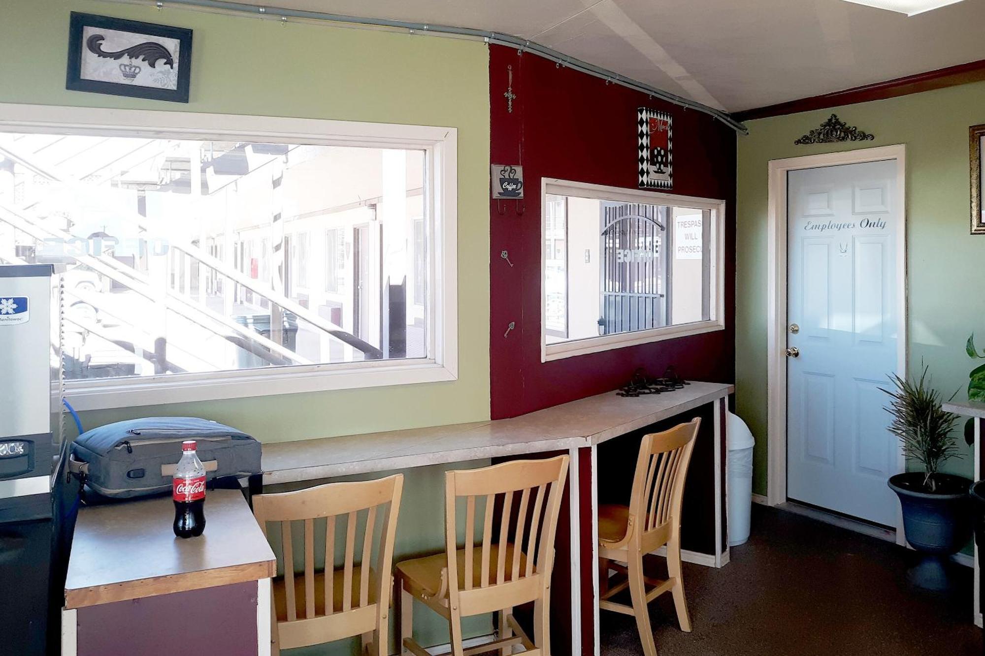 Oyo Hotel Kings At Clovis Exterior photo